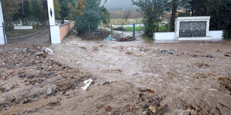 Çanakkale'de sağanak; cadde ve sokaklar göle döndü