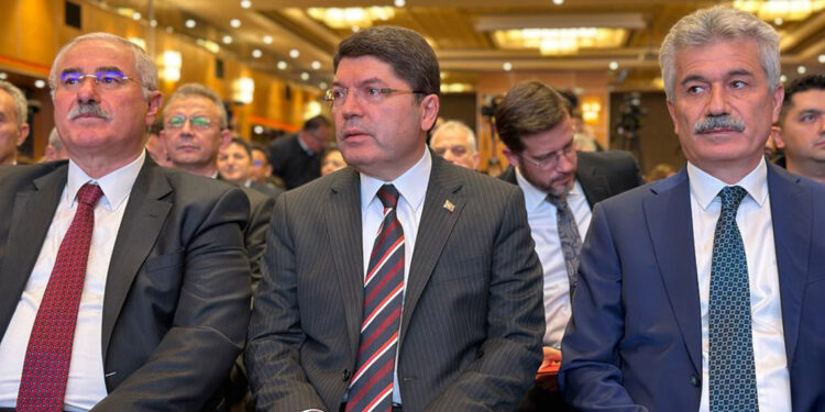 Çelişkileri ortadan kaldıracak yeni anayasaya ihtiyacımız var