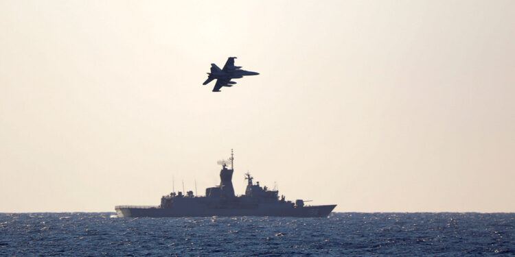 Çin destroyeri, Avustralyalı dalgıçları yaraladı