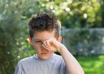 Çocuk yaşta sık göz ovalama, görme kaybına yol açabilir