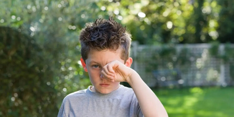Çocuk yaşta sık göz ovalama, görme kaybına yol açabilir