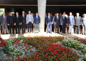 Demirel 99'uncu doğum gününde anıt mezarı başında anıldı