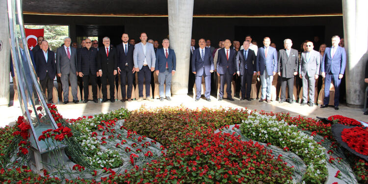 Demirel 99'uncu doğum gününde anıt mezarı başında anıldı