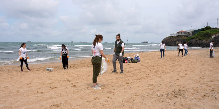 Denizde plastik kirliliğine karşı 'Sahil Sahiplen' projesi