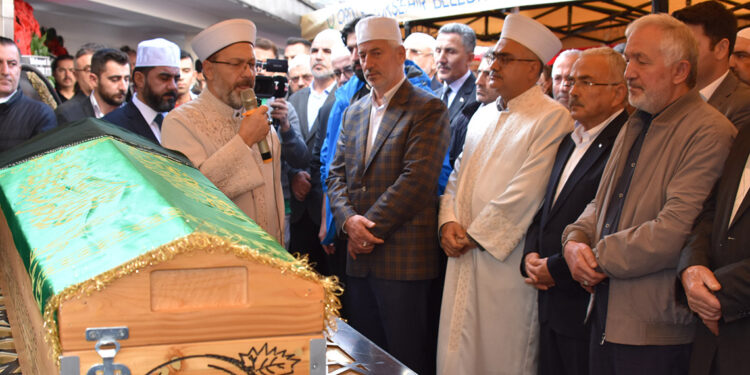 Diyanet İşleri Başkanı Ali Erbaş'ın annesi toprağa verildi