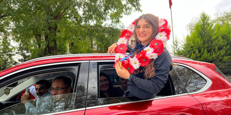 Dünya Şampiyonu Nesrin Baş’a memleketinde karşılama
