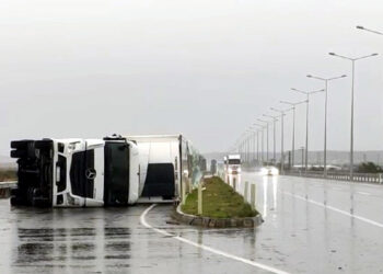 Edirne'de kuvvetli rüzgar, TIR devirdi