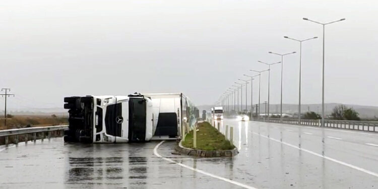 Edirne'de kuvvetli rüzgar, TIR devirdi