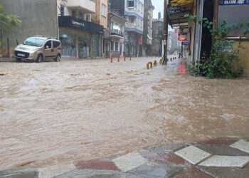 Edremit'te sağanak, caddeyi dereye çevirdi