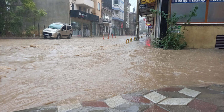 Edremit'te sağanak, caddeyi dereye çevirdi