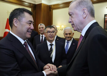 Erdoğan, Kırgızistan Cumhurbaşkanı Caparov ile görüştü