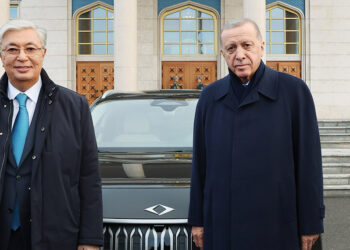 Erdoğan, Tokayev'e TOGG hediye etti
