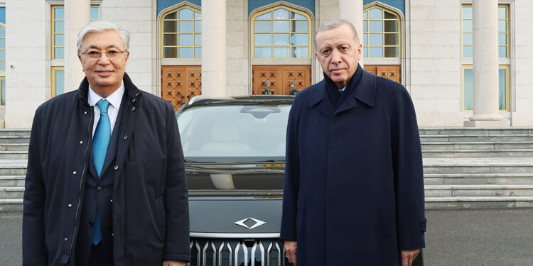 Erdoğan, Tokayev'e TOGG hediye etti