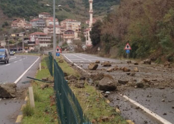 Ereğli-Alaplı yolunda heyelan