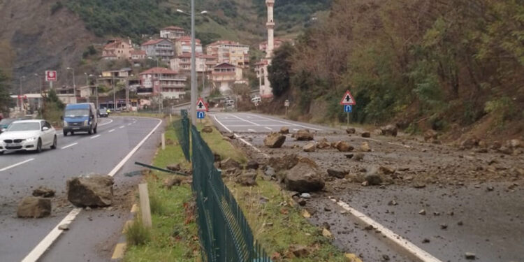 Ereğli-Alaplı yolunda heyelan