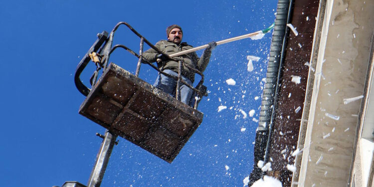 Erzurum'da 'buz kırma timi' görevde