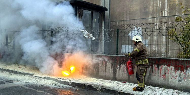 Esenyurt'ta elektrik kabloları alev alev yandı