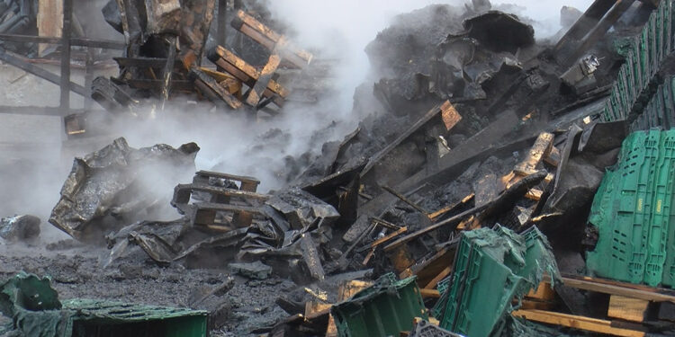 Esenyurt'ta kimyasal madde deposundaki yangın kontrol altında