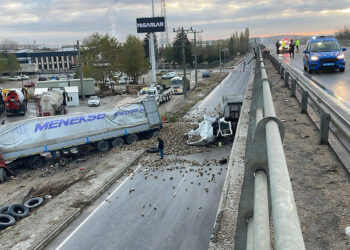 Eskişehir'de 2 TIR köprüden bağlantı yoluna uçtu