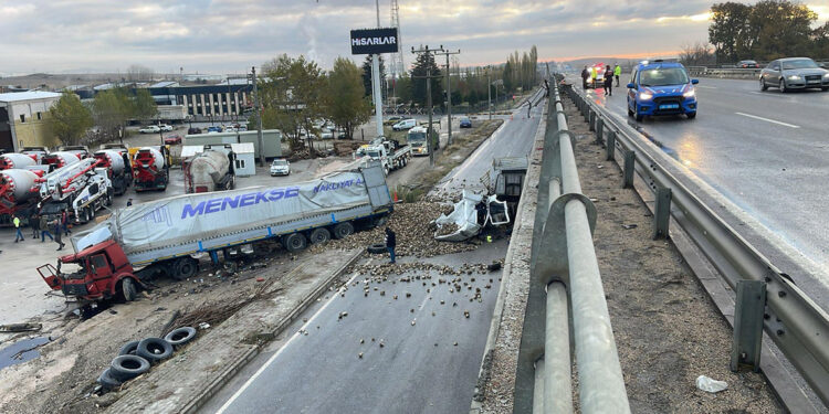 Eskişehir'de 2 TIR köprüden bağlantı yoluna uçtu