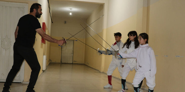 Eskrim antrenörünün çocuklarından madalya