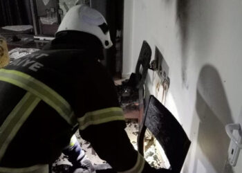 Evde çıkan yangında 4 kişi dumandan etkilendi