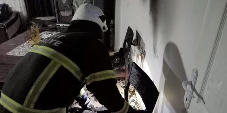 Evde çıkan yangında 4 kişi dumandan etkilendi