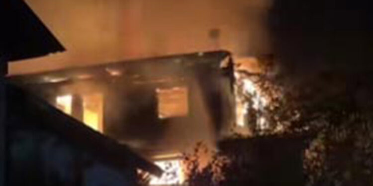 Evdeki yangında alevlerin arasında kalan çift öldü