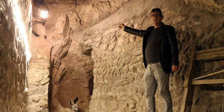 Evinin altındaki 2 bin yıllık yer altı şehrini gün yüzüne çıkardı