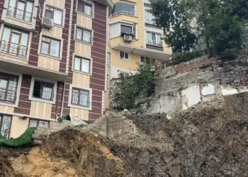 Eyüpsultan'da toprak kaydı, 2 bina mühürlendi