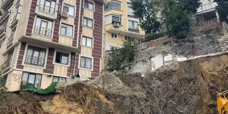 Eyüpsultan'da toprak kaydı, 2 bina mühürlendi