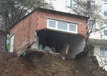 Eyüpsutan'da istinat duvarı çöktü: 3 gecekonduya tahliye