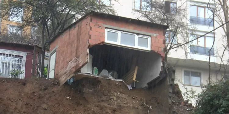 Eyüpsutan'da istinat duvarı çöktü: 3 gecekonduya tahliye