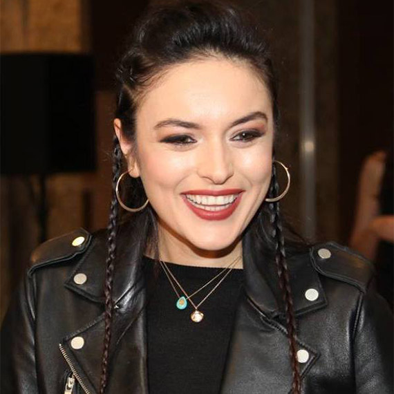 Bir reklam afişinde birlikte fotoğraflarının bulunduğu oyuncu Ezgi Mola'yı taciz eden sanığa "Cinsel taciz", "Kişinin huzur ve sükununu bozmak" ve "Tehdit" suçlarından toplam 1 yıl 5 gün hapis cezasına çarptırıldı.