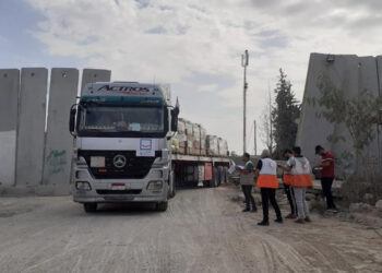 Filistin Kızılayı, insani yardım yüklü 155 kamyonu teslim aldı