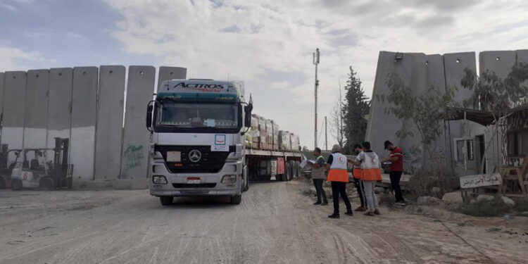 Filistin Kızılayı, insani yardım yüklü 155 kamyonu teslim aldı
