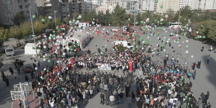 Filistinli çocuklar için gökyüzüne balon bıraktılar