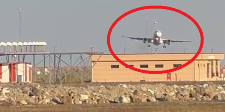 Fırtına nedeni ile piste inemeyen uçak, kamerada