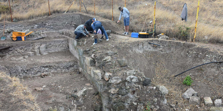 Foça'da 2 bin 400 yıllık tiyatro ortaya çıkarılıyor