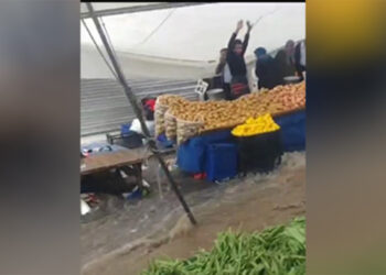 Gaziosmanpaşa'da sağanak yağış: Pazar yerini su bastı