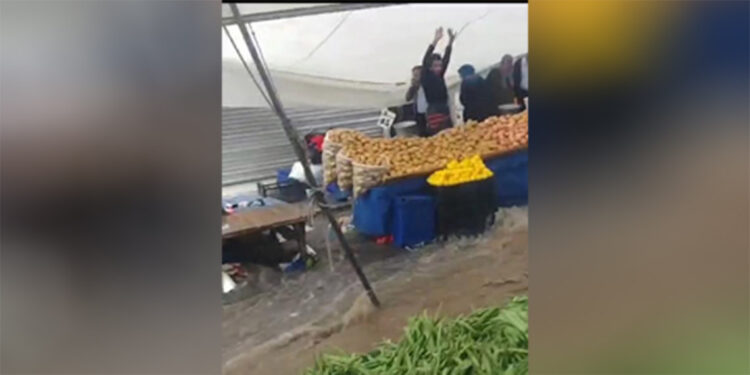 Gaziosmanpaşa'da sağanak yağış: Pazar yerini su bastı