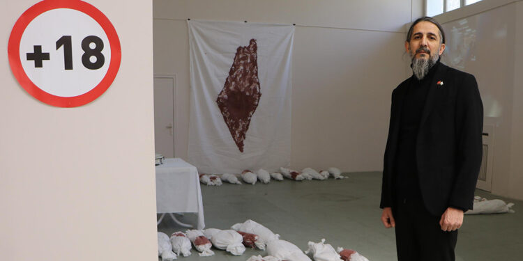 Gazze için gerçek kan kullandıkları +18 sergisi açtılar