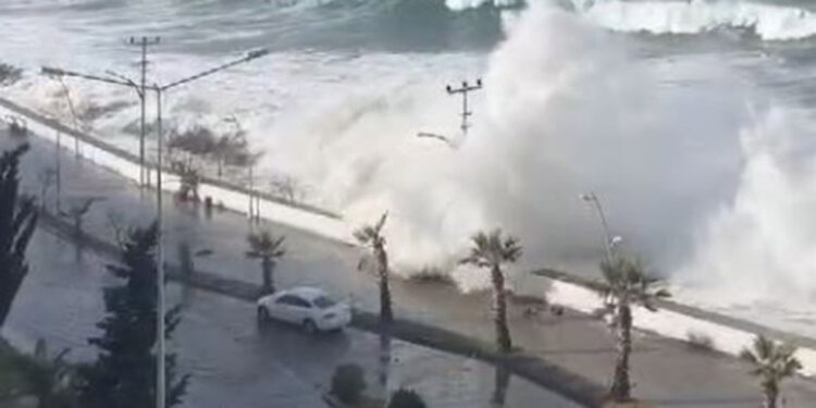 Giresun'da dalgaların ulaştığı yol suyla doldu