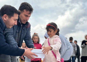 Gönül Bahçesi'nden 6 bin öğrenciye kışlık yardımı