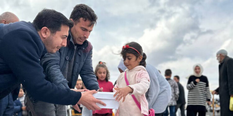 Gönül Bahçesi'nden 6 bin öğrenciye kışlık yardımı