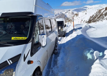 Hakkari'de araçları kara saplanan 30 kişi, mahsur kaldı