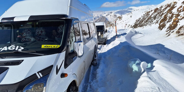 Hakkari'de araçları kara saplanan 30 kişi, mahsur kaldı
