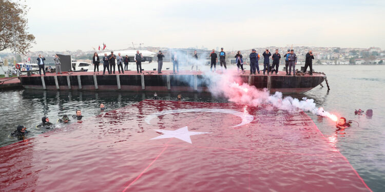 Haliç’te 100’üncü Yıl Cumhuriyet Dalışı