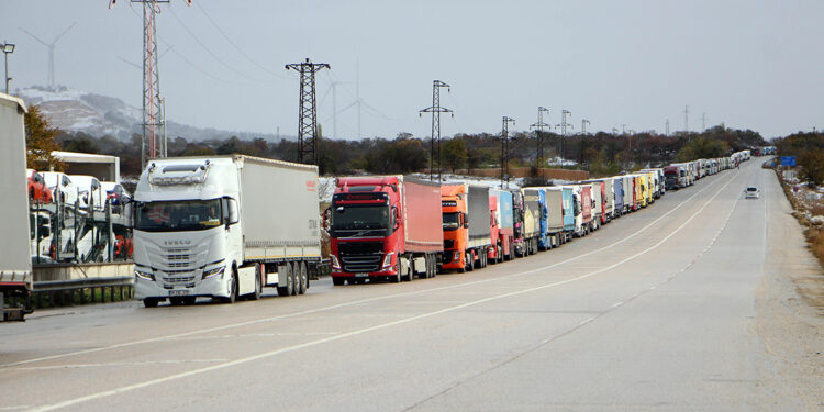 Hamzabeyli'de 20 kilometre TIR kuyruğu