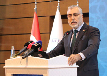 Her şeye rağmen büyümeye devam ediyoruz